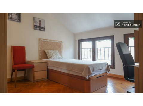 Room for rent in 5-bedroom apartment in Madrid - เพื่อให้เช่า