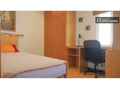 Aluga-se quarto em apartamento de 5 quartos em Madrid - Aluguel