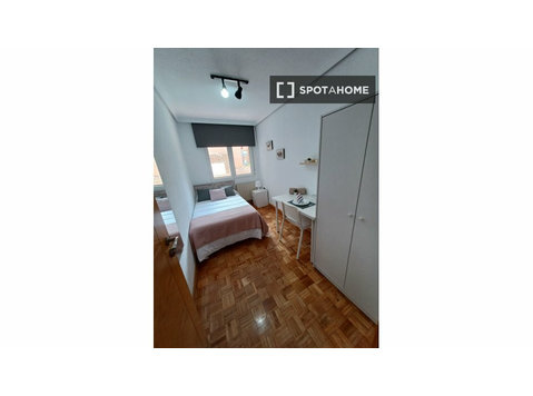 Se alquila habitación en piso de 5 habitaciones en Madrid - Alquiler