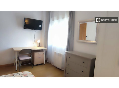 Room for rent in 5-bedroom apartment in Madrid - For Rent