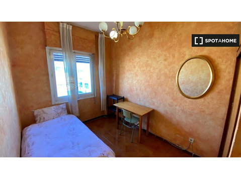 Room for rent in 5-bedroom apartment in Madrid Rio, Madrid - เพื่อให้เช่า