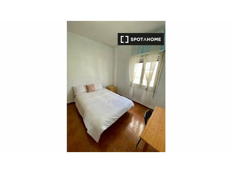 Se alquila habitación en piso de 5 habitaciones en Madrid… - Alquiler