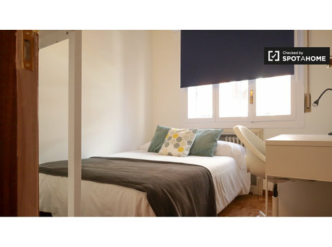 Room for rent in 5-bedroom apartment in Madrid - Na prenájom