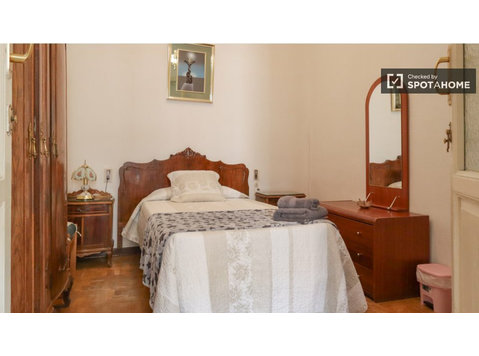 Zimmer zu vermieten in 5-Zimmer-Wohnung in Malasaña, Madrid - Zu Vermieten