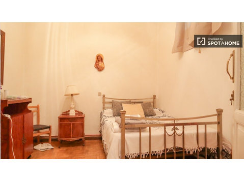 Malasaña, Madrid'de 5 yatak odalı dairede kiralık oda - Kiralık