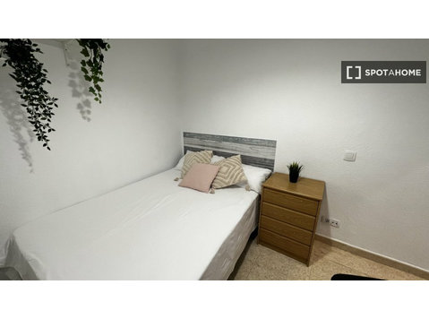 Room for rent in 5-bedroom apartment in Moscardó, Madrid - Til Leie