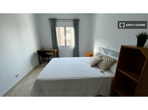 Pokój do wynajęcia w mieszkaniu z 5 sypialniami w Moscardó… - Do wynajęcia
