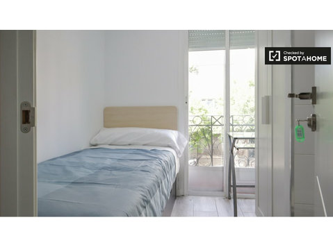 Room for rent in 5-bedroom apartment in Portazgo, Madrid - For Rent
