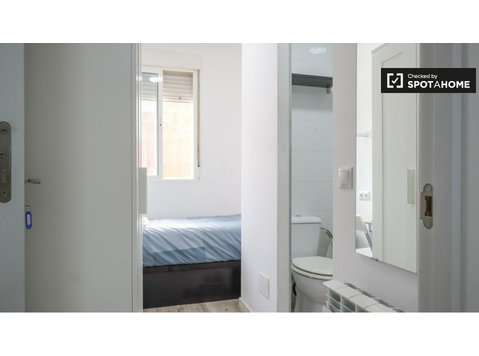 Chambre à louer dans un appartement de 5 chambres à… - À louer
