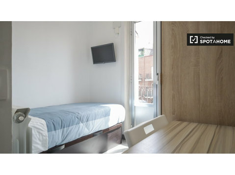 Quarto para alugar em apartamento de 5 quartos em Portazgo,… - Aluguel