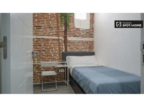 Chambre à louer dans un appartement de 5 chambres à… - À louer
