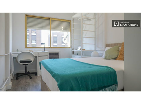 Zimmer zu vermieten in 5-Zimmer-Wohnung in Retiro, Madrid - Zu Vermieten