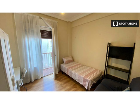 Quarto para alugar em apartamento de 5 quartos em Ríos… - Aluguel