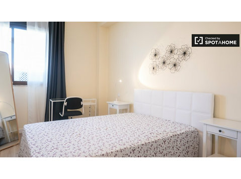 Ríos Rosas, Madrid'de 5 yatak odalı dairede kiralık oda - Kiralık