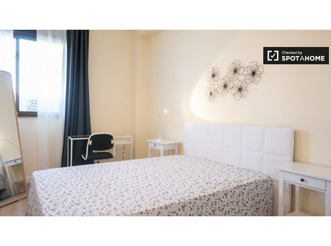 Zimmer zu vermieten in 5-Zimmer-Wohnung in Ríos Rosas,… - Zu Vermieten