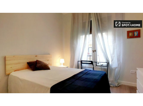 Room for rent in 5-bedroom apartment in Salamanca, Madrid - K pronájmu