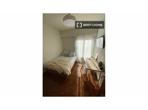 Room for rent in 5-bedroom apartment in Salamanca, Madrid - השכרה