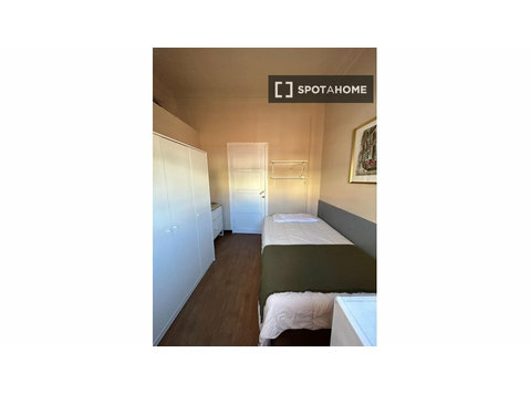Room for rent in 5-bedroom apartment in Salamanca, Madrid - Annan üürile