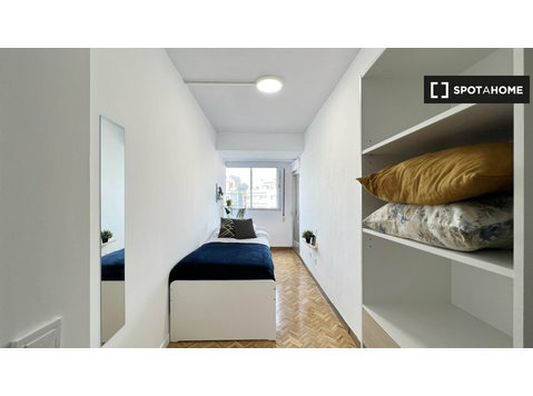Zimmer zu vermieten in 5-Zimmer-Wohnung in Tetuán, Madrid - Zu Vermieten