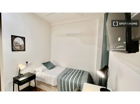 Room for rent in 5-bedroom apartment in Tetuán, Madrid - Izīrē