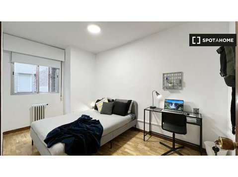 Room for rent in 5-bedroom apartment in Tetuán, Madrid - Vuokralle