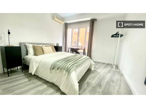 Stanza in affitto in appartamento con 5 camere da letto a… - In Affitto