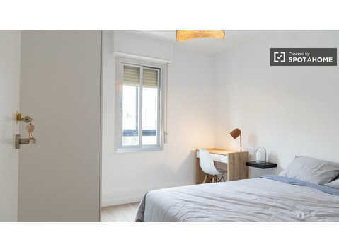 Usera'da 5 yatak odalı dairede kiralık oda - Kiralık