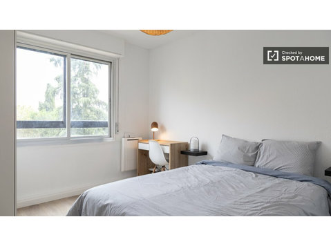 Usera'da 5 yatak odalı dairede kiralık oda - Kiralık