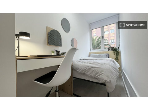 Zimmer zu vermieten in einer 5-Zimmer-Wohnung in Valverde,… - Zu Vermieten