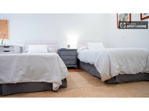 Zimmer zu vermieten mit 5 Schlafzimmern in Pozuelo De… - Zu Vermieten
