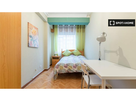 Room for rent in 6-bedroom apartment in Alcalá de Henares - Na prenájom