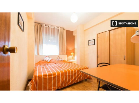 Chambre à louer dans un appartement de 6 chambres à Alcalá… - À louer