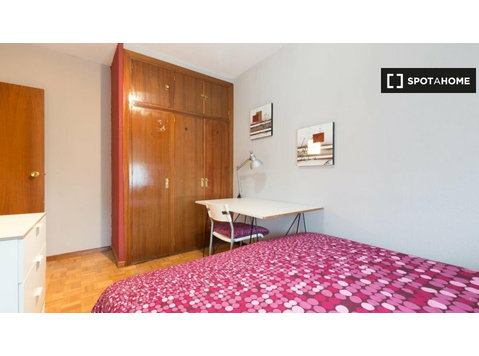 Se alquila habitación en piso de 6 habitaciones en Alcalá… - Alquiler