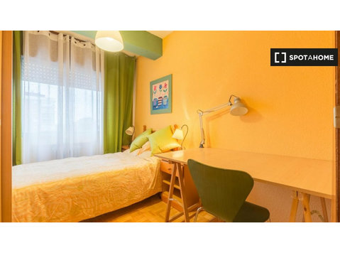 Camera in affitto in appartamento con 6 camere da letto ad… - In Affitto