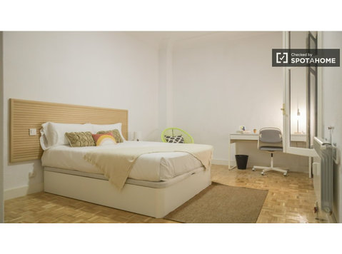 Zimmer zu vermieten in einer 6-Zimmer-Wohnung in Arapiles,… - Zu Vermieten
