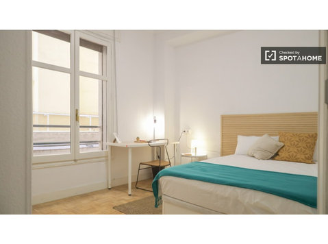 Arapiles, Madrid'de 6 yatak odalı dairede kiralık oda - Kiralık