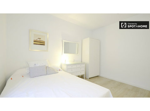 Carabanchel, Madrid'de 6 yatak odalı dairede kiralık oda - Kiralık