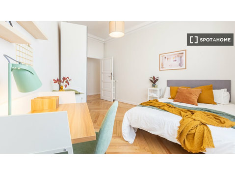 Zimmer zu vermieten in einer 6-Zimmer-Wohnung in… - Zu Vermieten