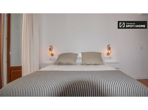 Room for rent in 6-bedroom apartment in Centro, Madrid - Na prenájom