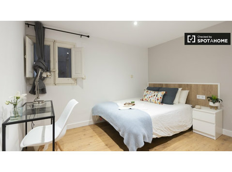 Room for rent in 6-bedroom apartment in Centro, Madrid - الإيجار
