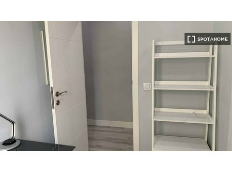 Chamberí, Madrid'de 6 yatak odalı dairede kiralık oda - Kiralık