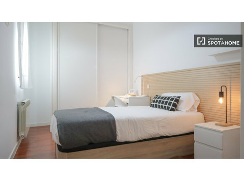 Zimmer zu vermieten in 6-Zimmer-Wohnung in Chamberí, Madrid - Zu Vermieten