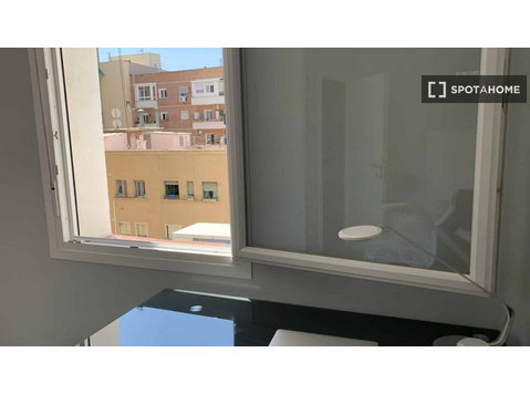 Chambre à louer dans un appartement de 6 chambres à… - À louer