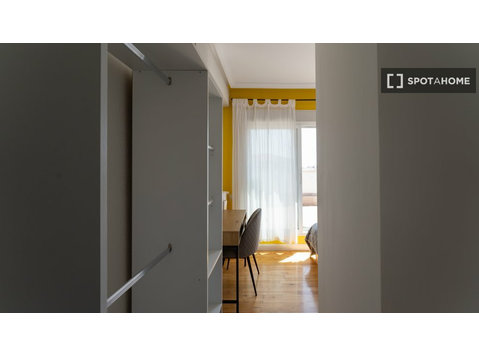 Chambre à louer dans un appartement de 6 chambres à… - À louer