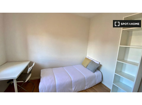 Room for rent in 6-bedroom apartment in El Pilar, Madrid - השכרה