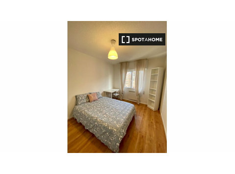 Zimmer zu vermieten in 6-Zimmer-Wohnung in El Pilar, Madrid - Zu Vermieten