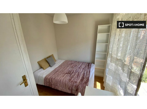 Alugo quarto em apartamento de 6 quartos em El Pilar, Madrid - Aluguel