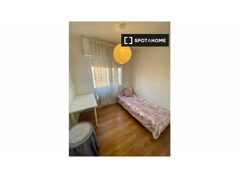 Room for rent in 6-bedroom apartment in El Pilar, Madrid - For Rent