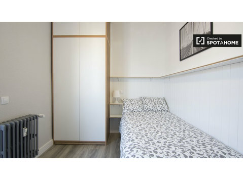 Room for rent in 6-bedroom apartment in Guindalera, Madrid - Под наем