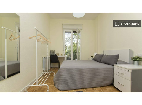 Chambre à louer dans un appartement de 6 chambres à… - À louer
